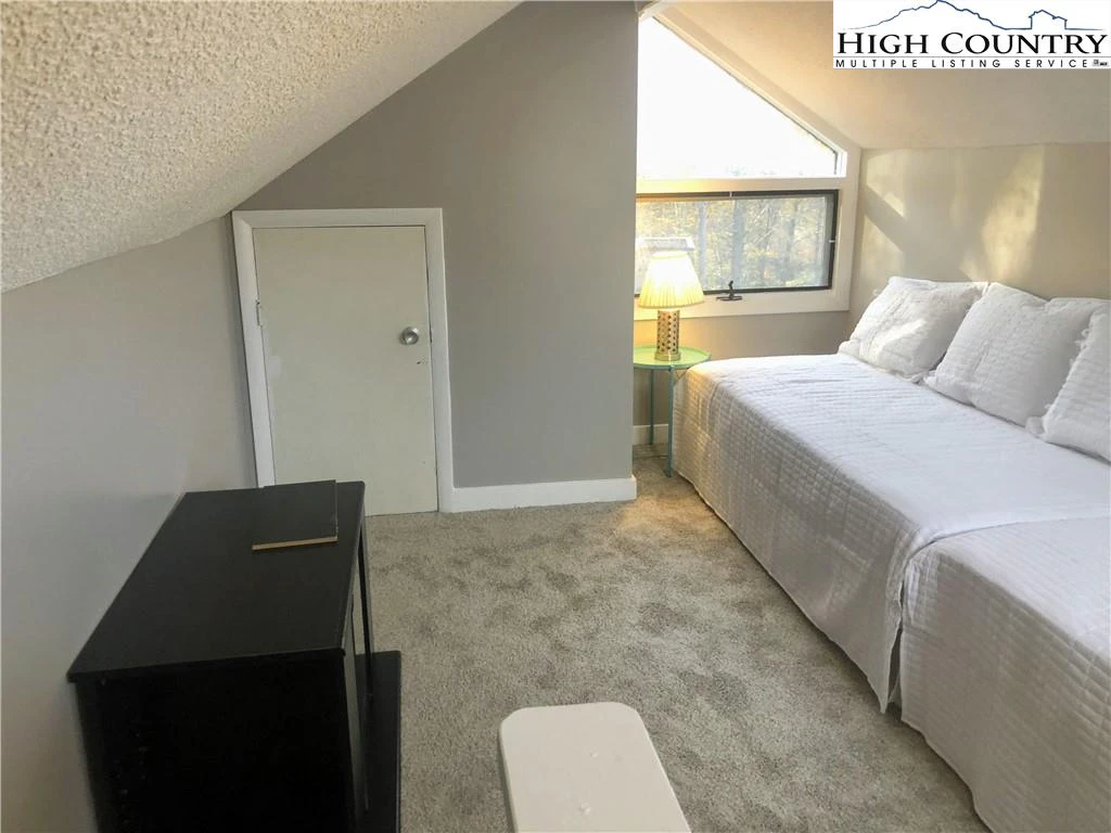 Image number 4 for the current listing