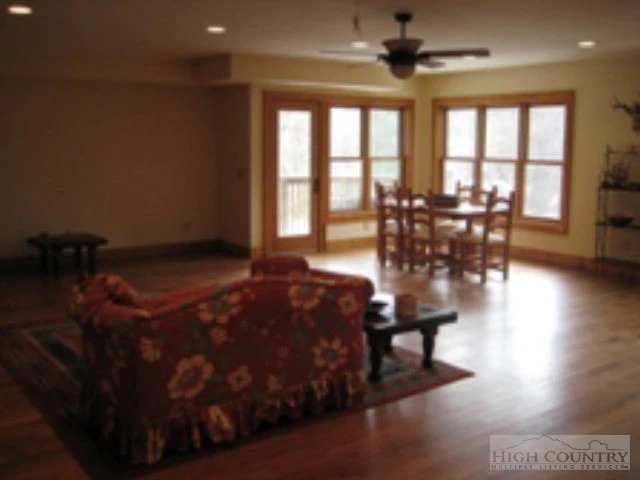 Image number 14 for the current listing
