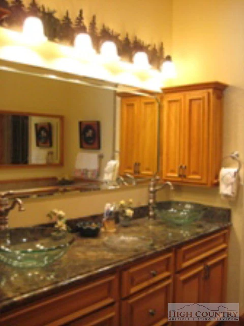 Image number 5 for the current listing