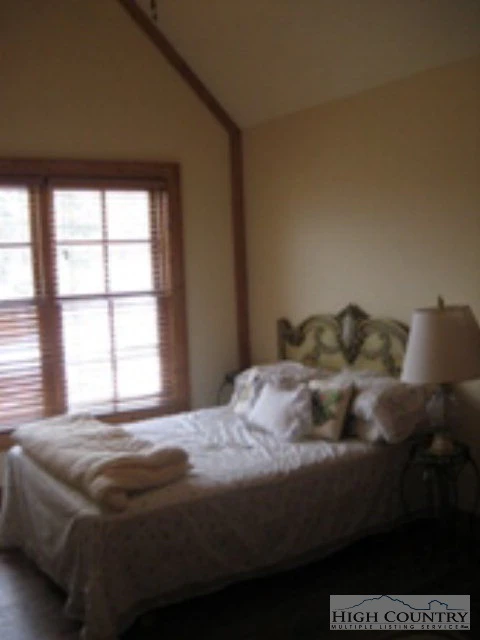 Image number 16 for the current listing