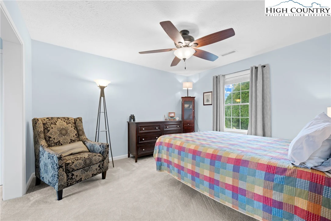 Image number 4 for the current listing