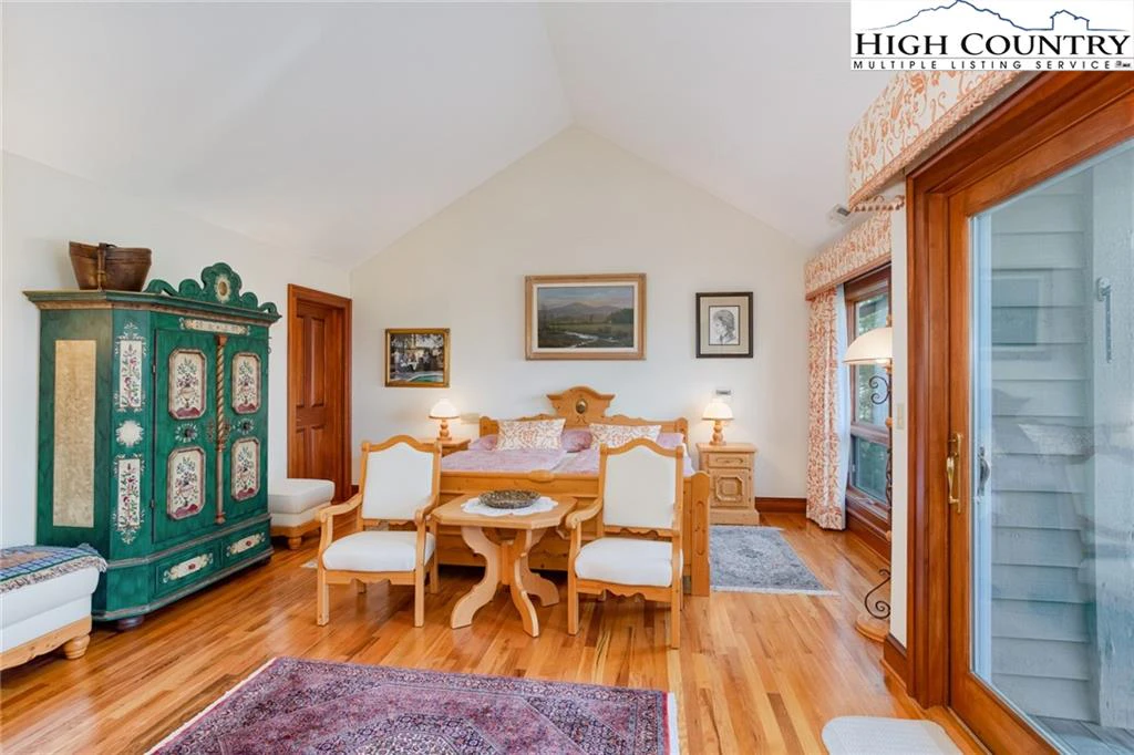 Image number 17 for the current listing
