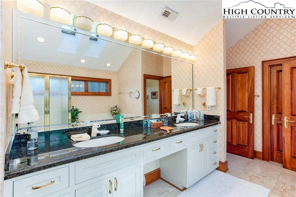 Image number 15 for the current listing