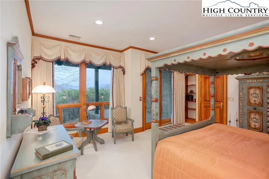 Image number 12 for the current listing