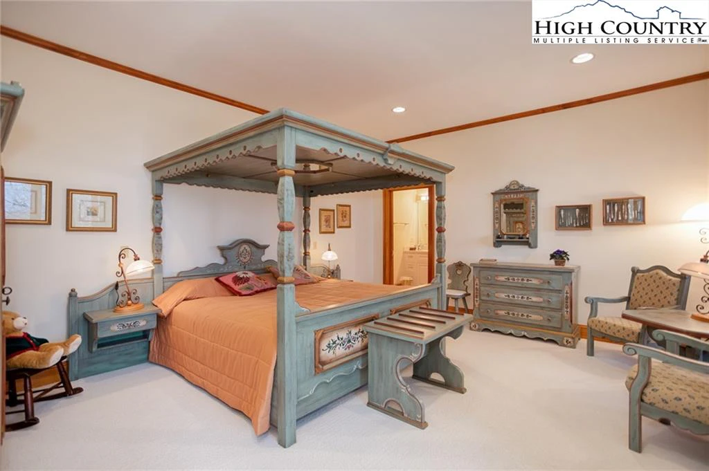 Image number 11 for the current listing