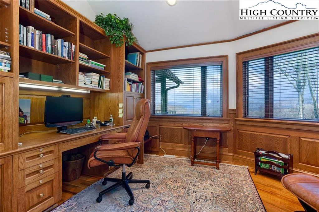 Image number 19 for the current listing