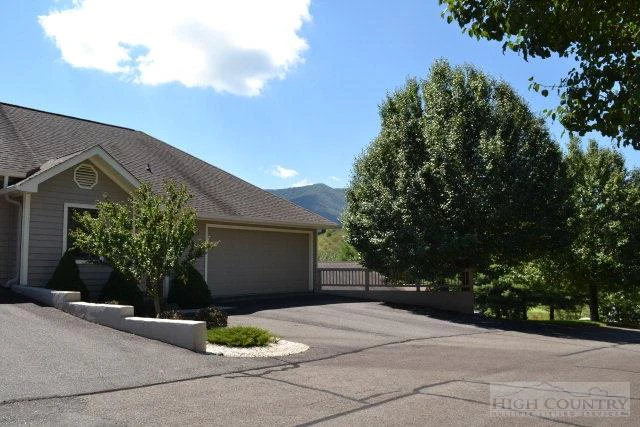 Image number 1 for the current listing