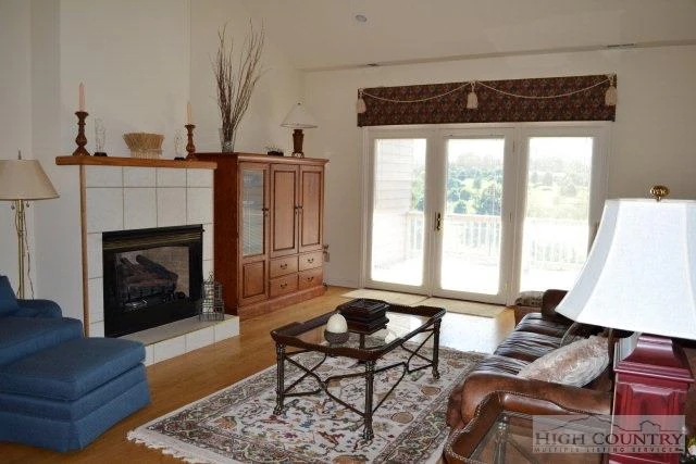 Image number 9 for the current listing