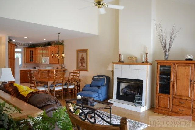 Image number 6 for the current listing