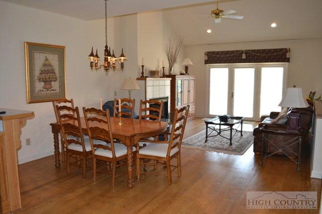 Image number 4 for the current listing
