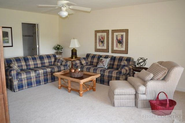 Image number 3 for the current listing