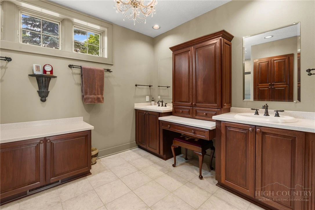 Image number 5 for the current listing