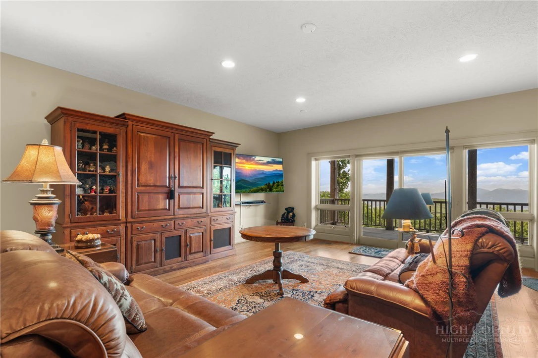 Image number 7 for the current listing