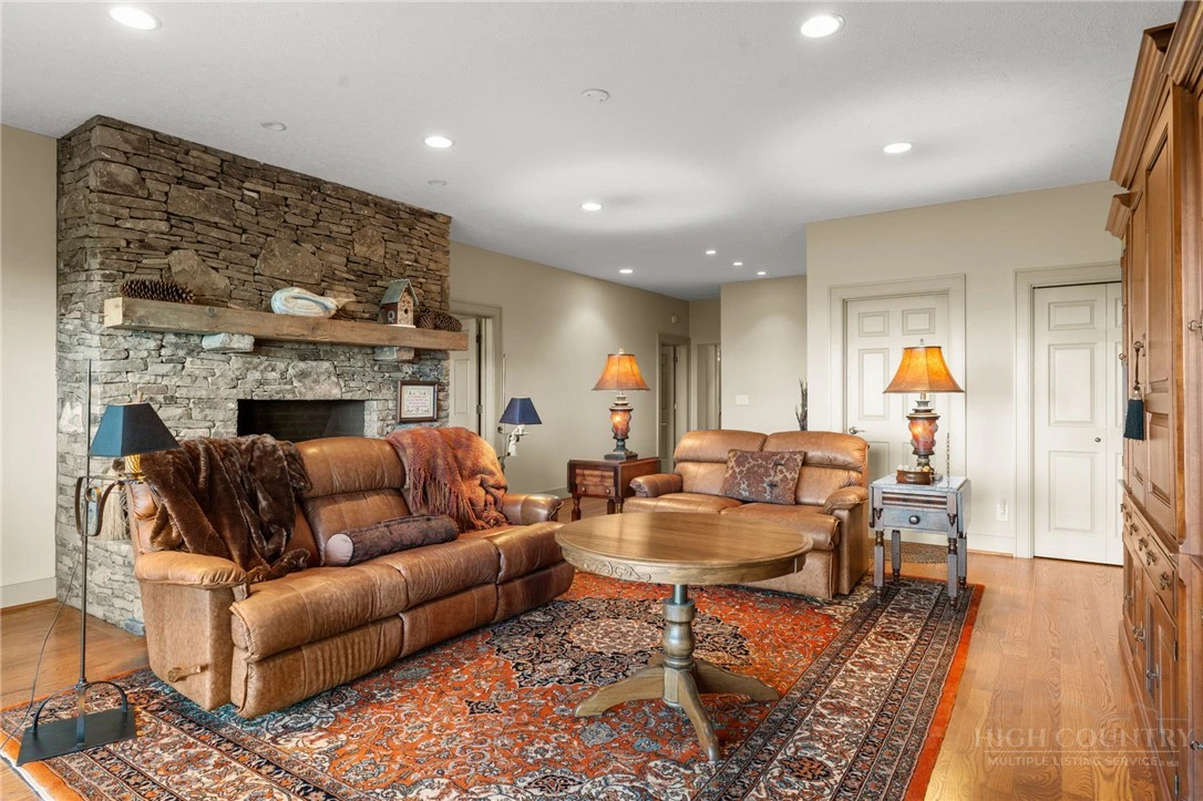 Image number 8 for the current listing