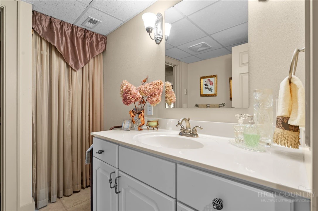 Image number 2 for the current listing