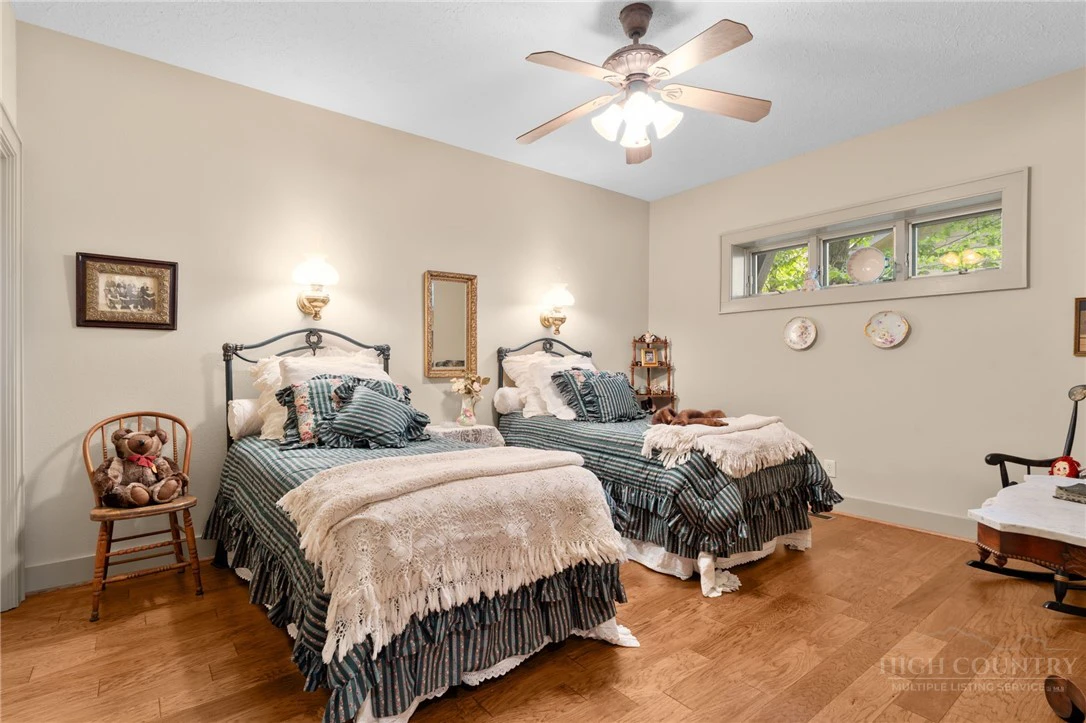 Image number 12 for the current listing