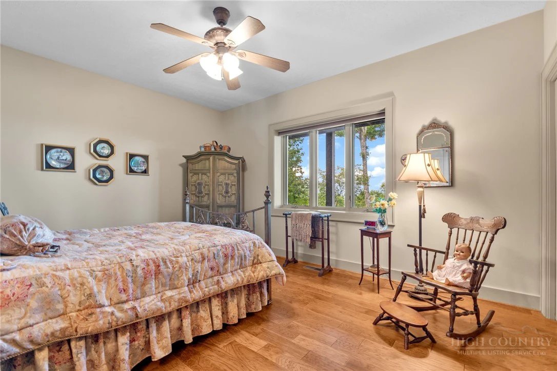 Image number 15 for the current listing