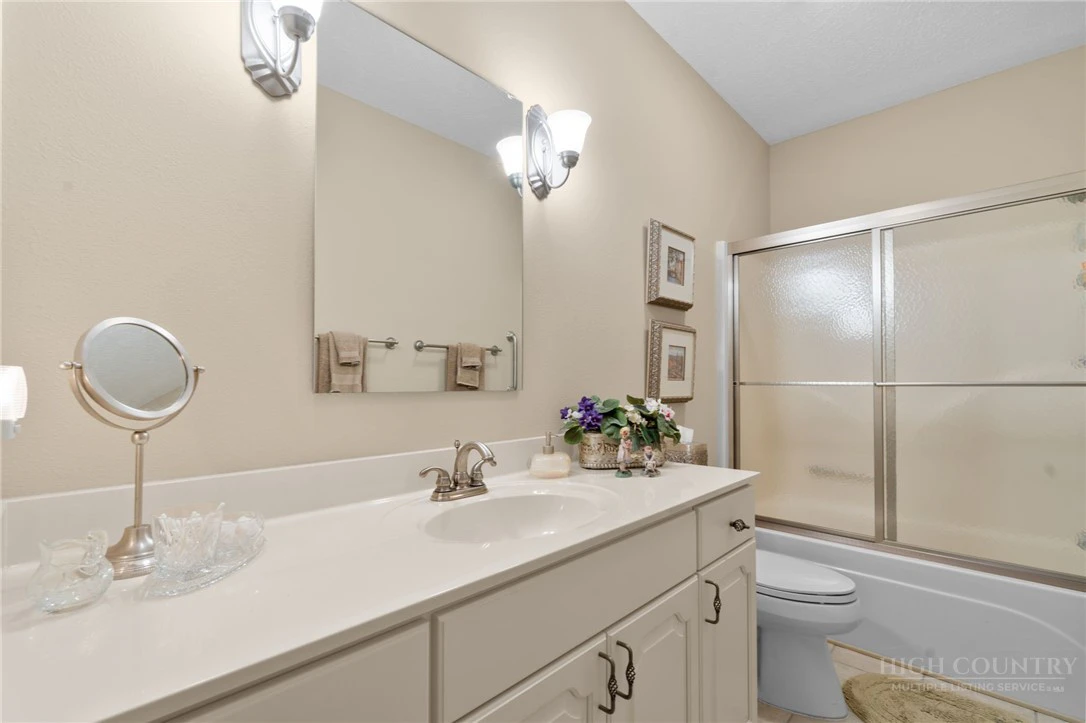 Image number 13 for the current listing