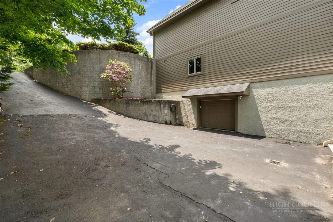 Image number 18 for the current listing