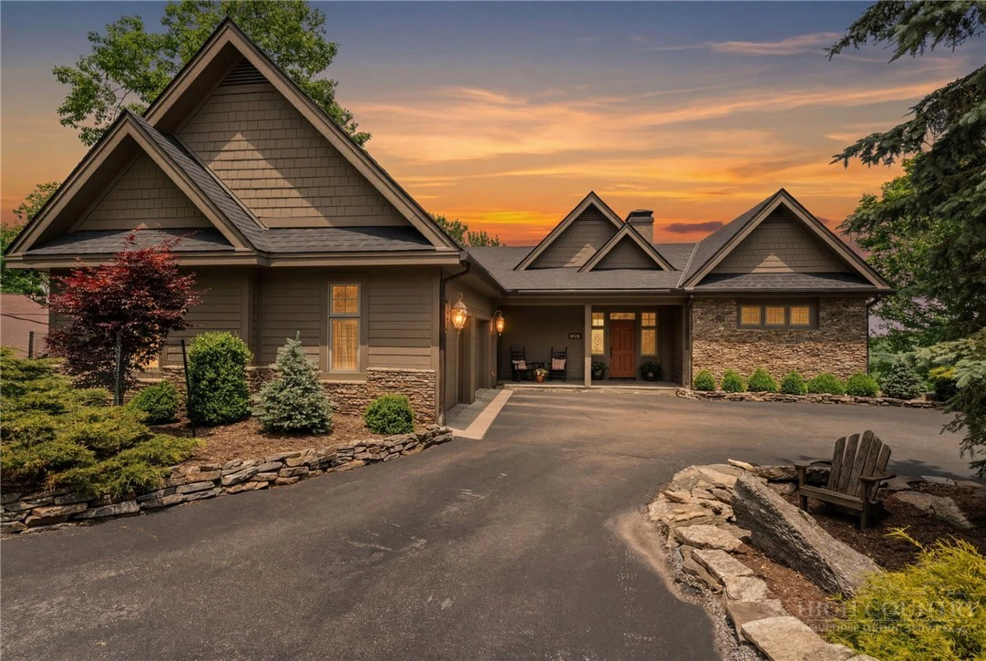 Image number 1 for the current listing