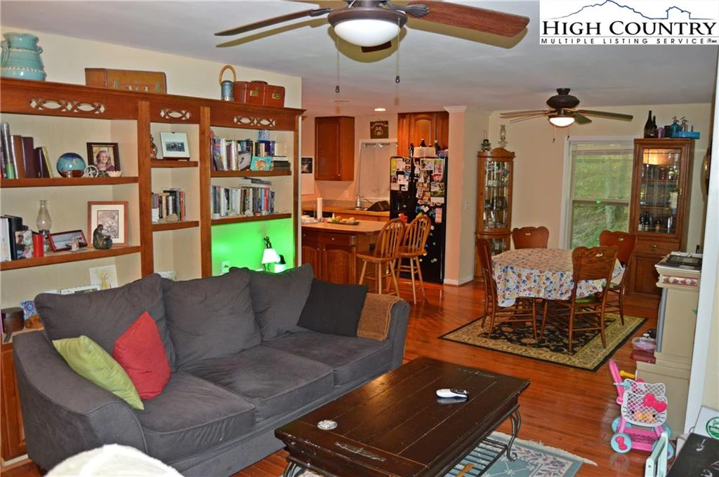 Image number 11 for the current listing