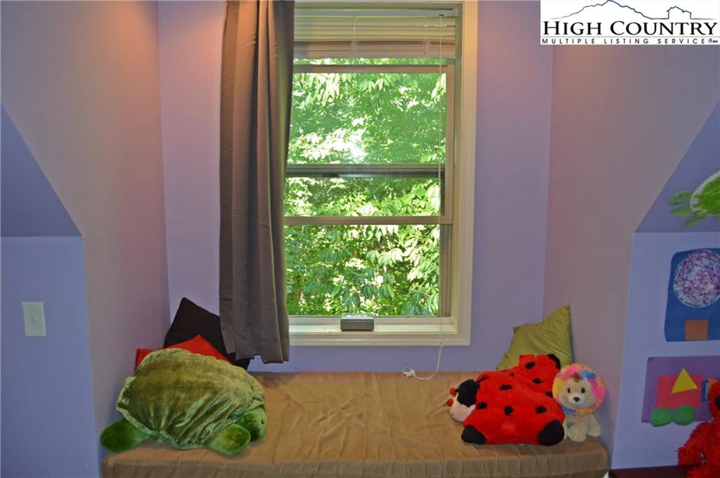 Image number 8 for the current listing