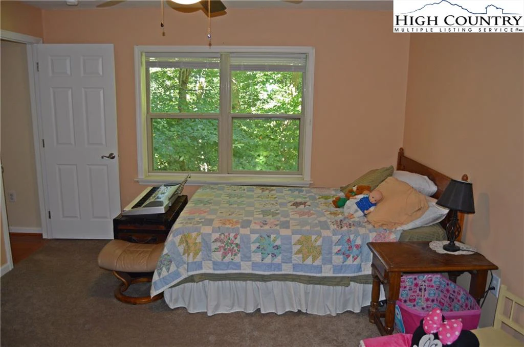 Image number 15 for the current listing