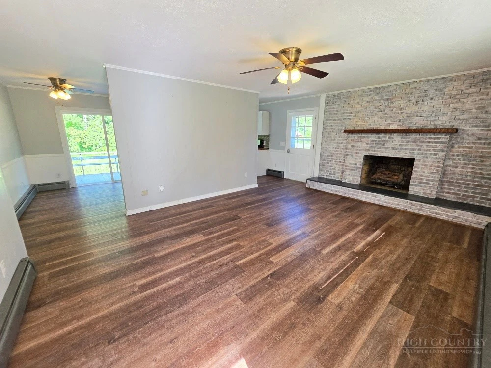 Image number 8 for the current listing