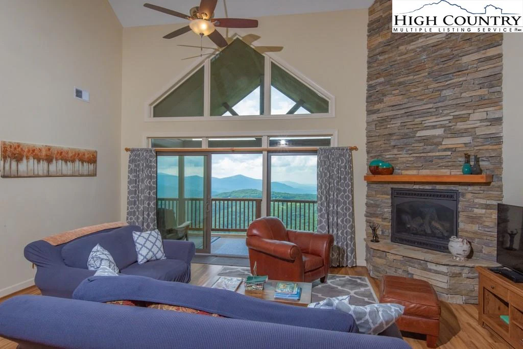 Image number 1 for the current listing