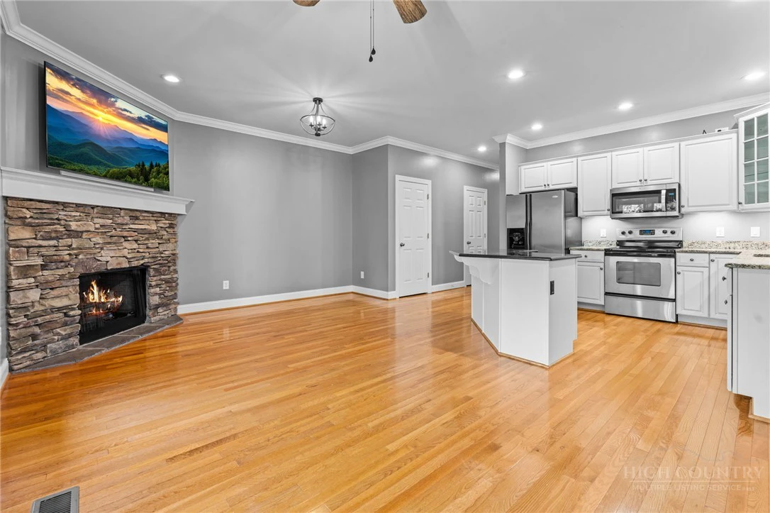 Image number 4 for the current listing