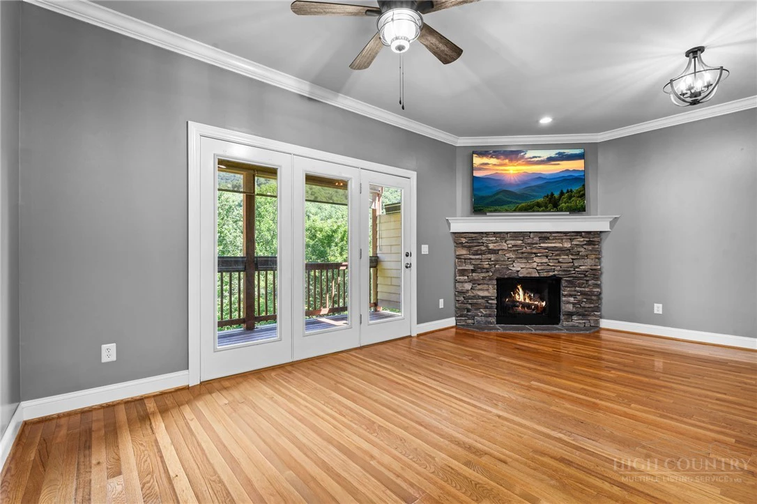 Image number 5 for the current listing