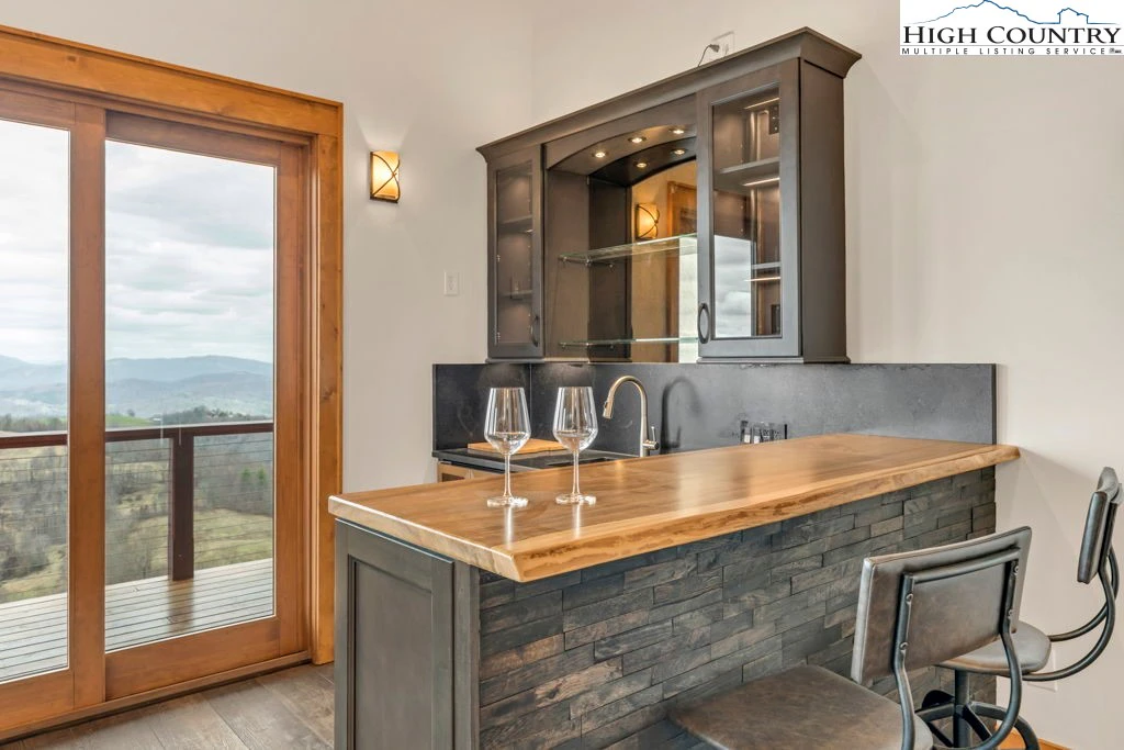 Image number 3 for the current listing