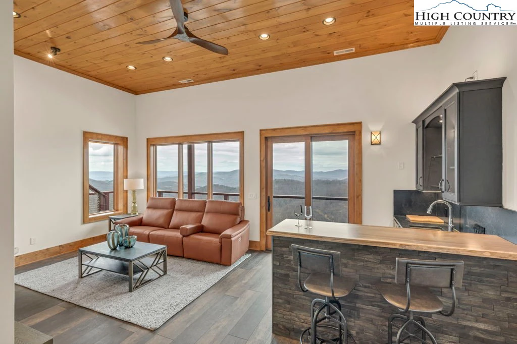 Image number 4 for the current listing