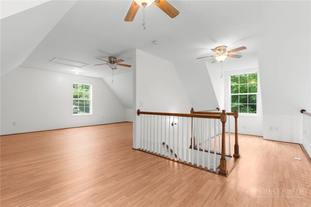 Image number 19 for the current listing