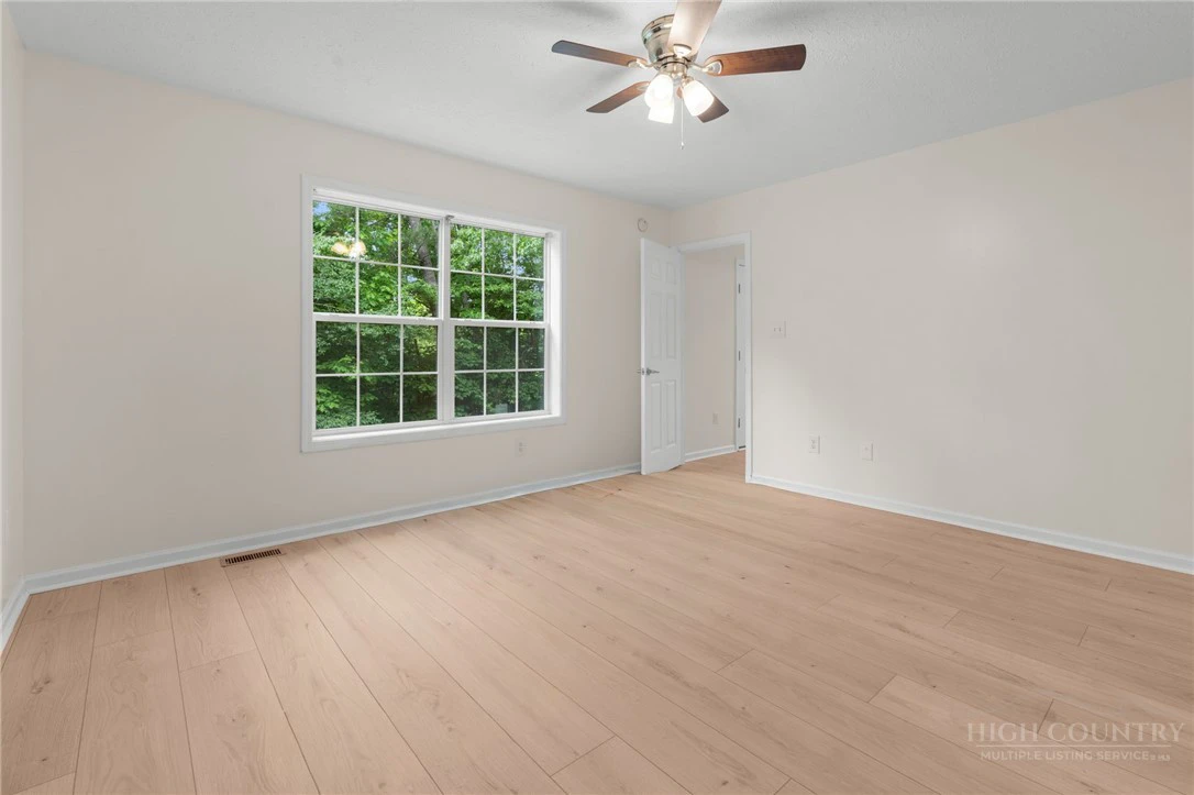 Image number 12 for the current listing