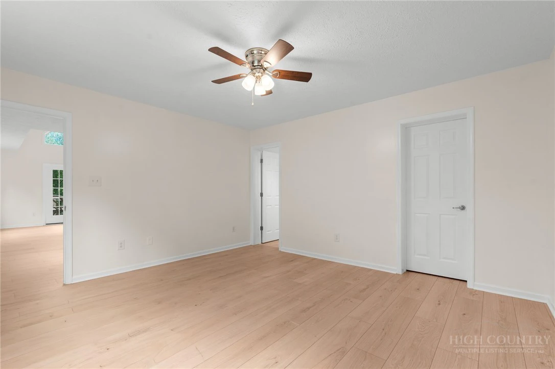 Image number 13 for the current listing