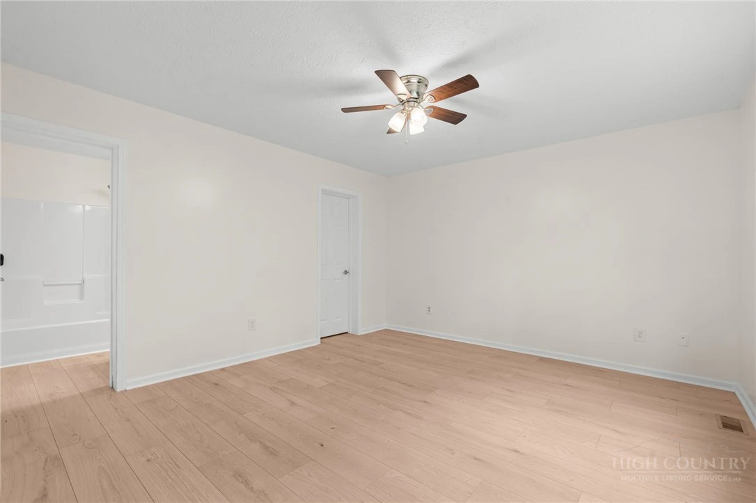 Image number 14 for the current listing