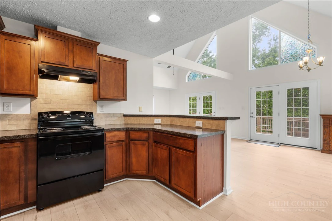 Image number 8 for the current listing