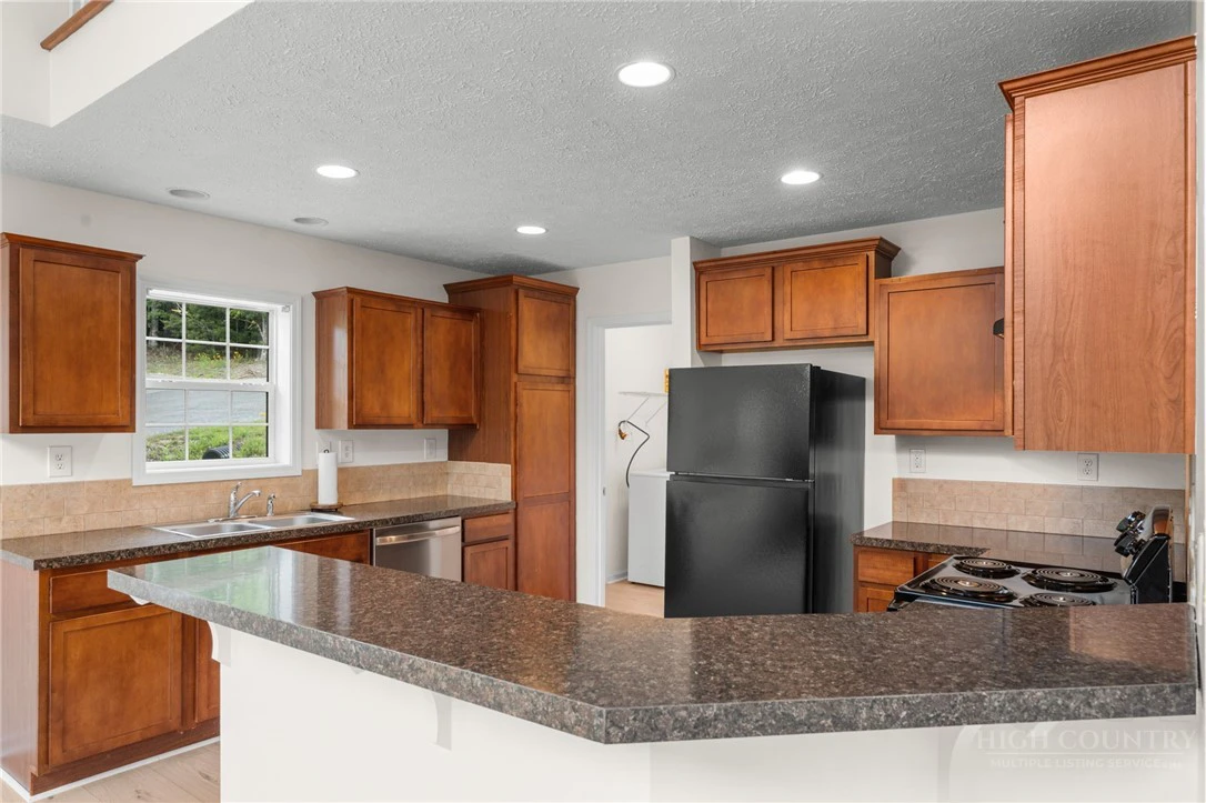 Image number 11 for the current listing