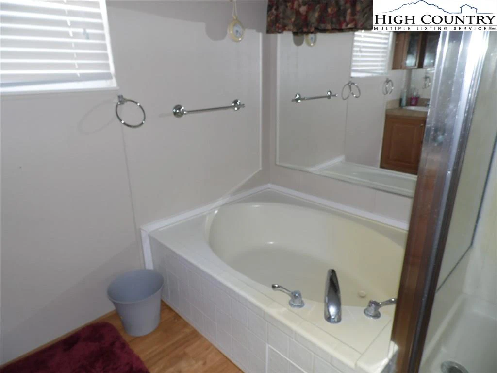 Image number 4 for the current listing