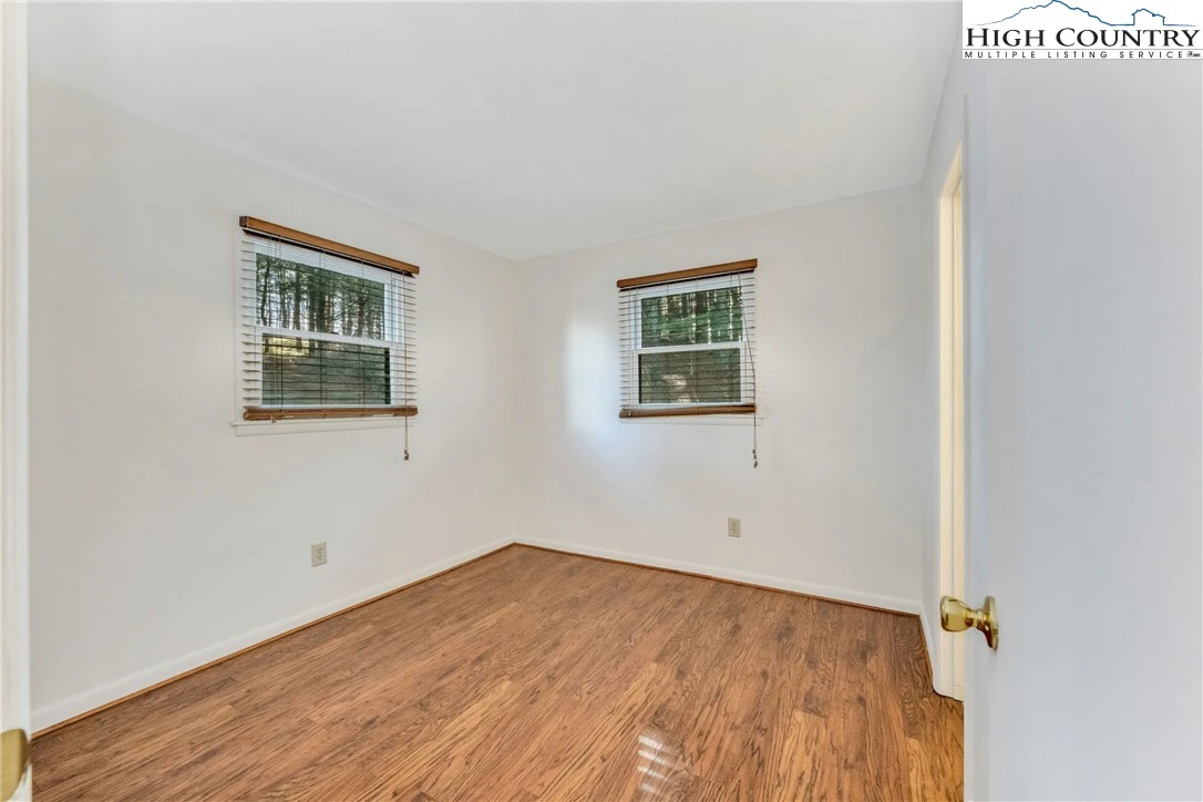 Image number 4 for the current listing