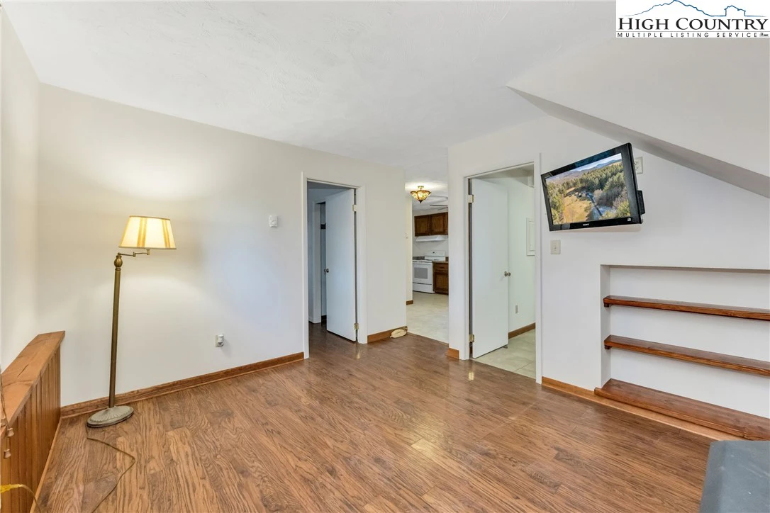 Image number 13 for the current listing