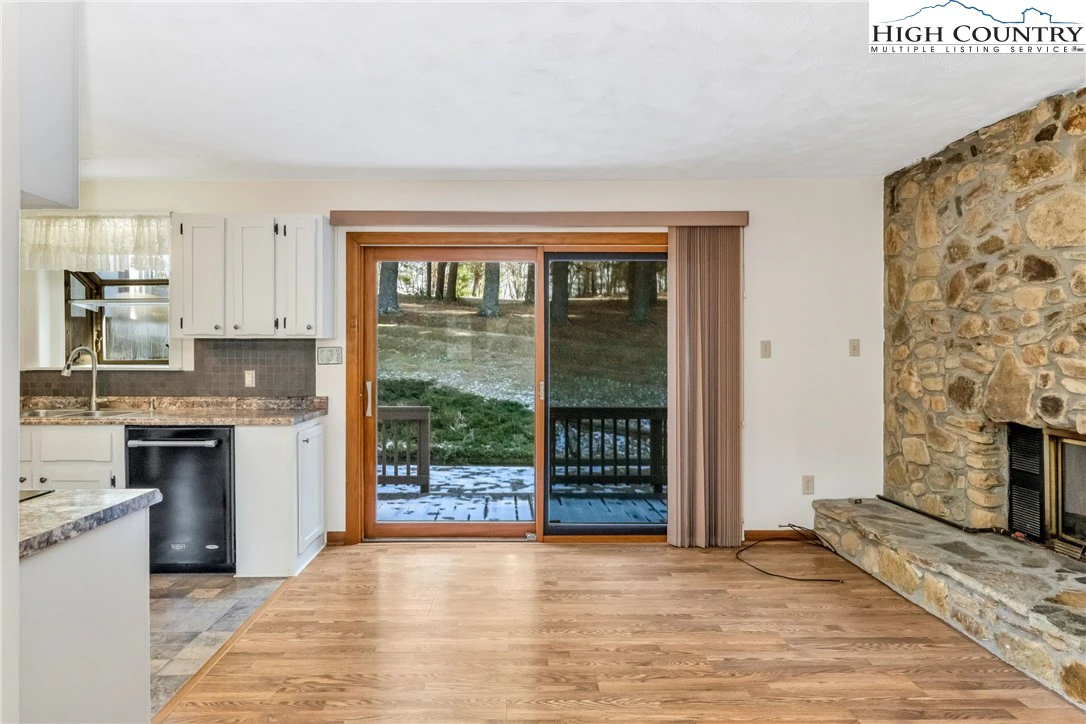 Image number 2 for the current listing