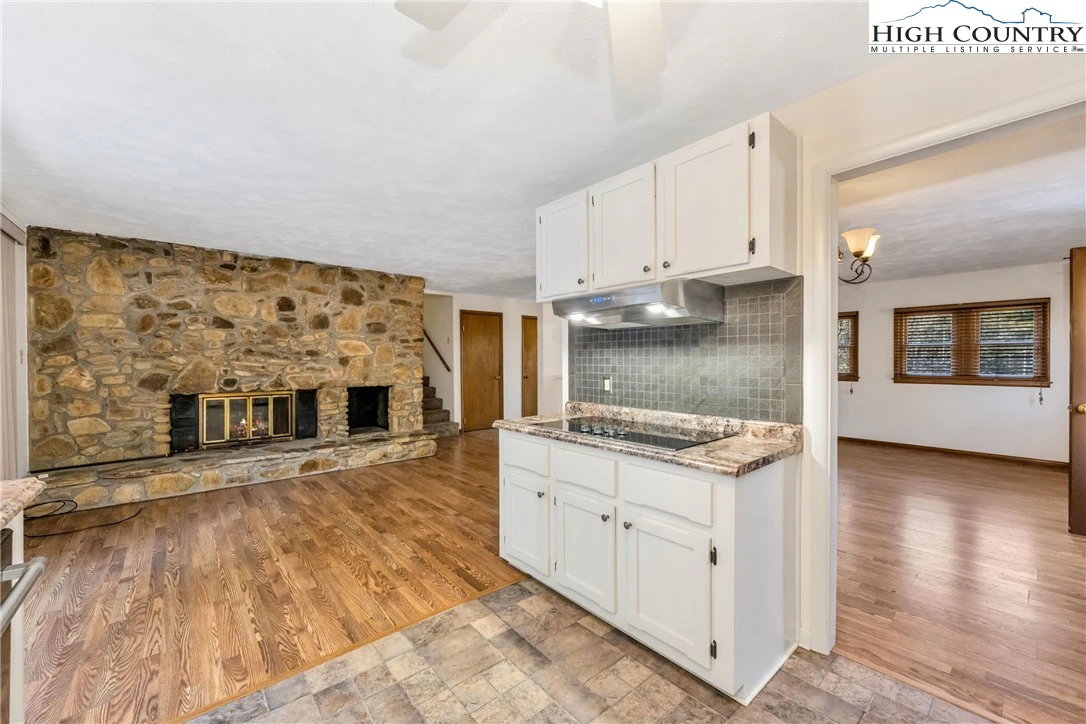 Image number 15 for the current listing