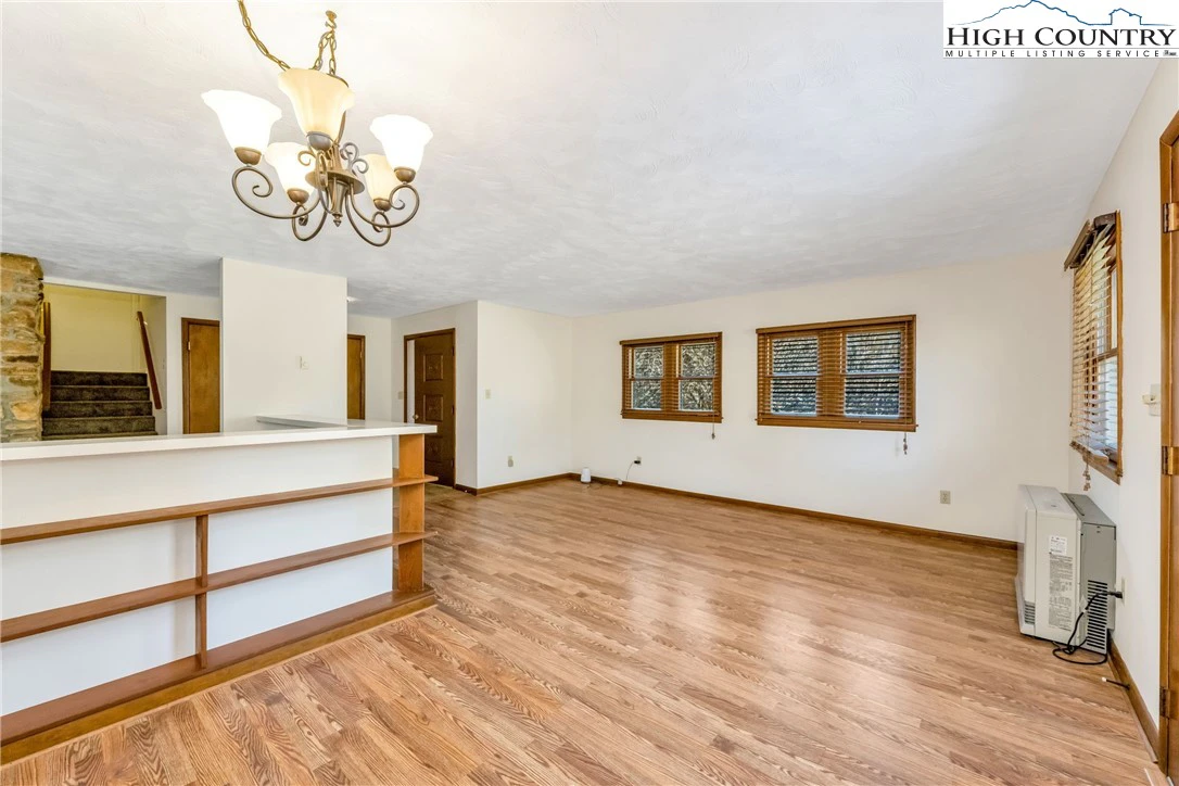 Image number 16 for the current listing