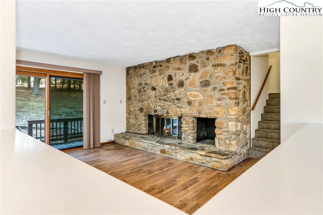 Image number 17 for the current listing