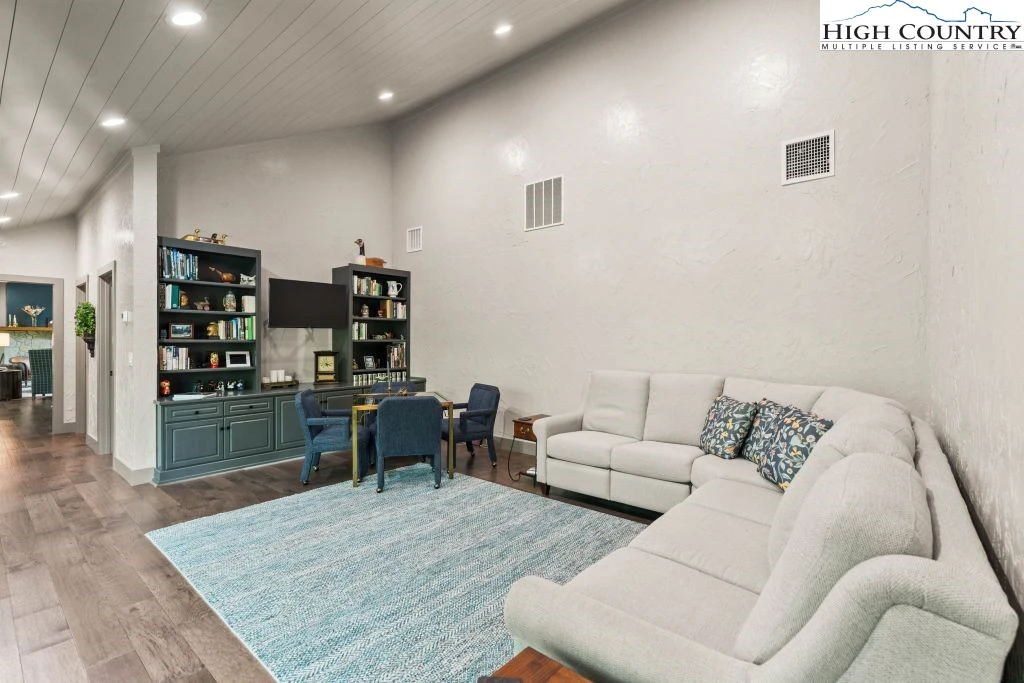 Image number 3 for the current listing