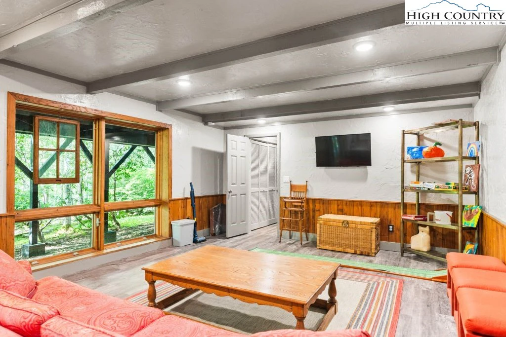 Image number 17 for the current listing