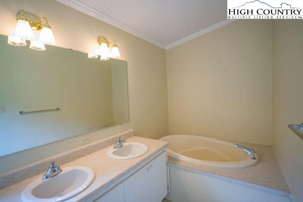 Image number 11 for the current listing