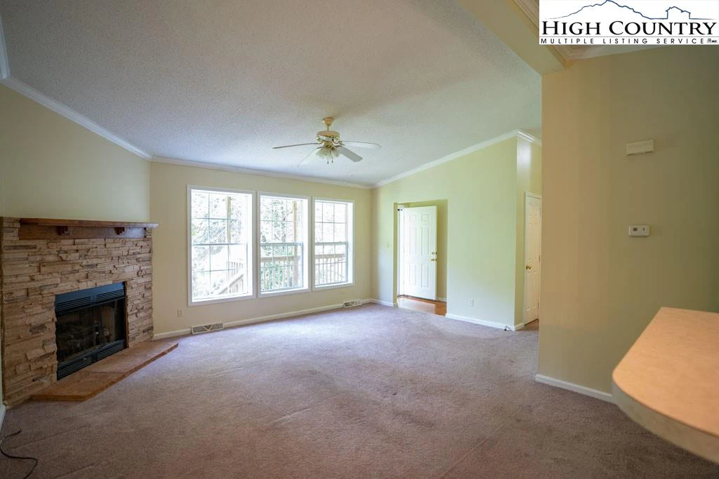 Image number 3 for the current listing
